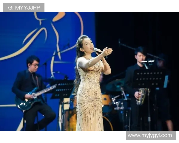 足球场上的独特风采蓝色头发女星引领潮流与激情 足球场上的独特风采蓝色头发女星引领潮流与激情