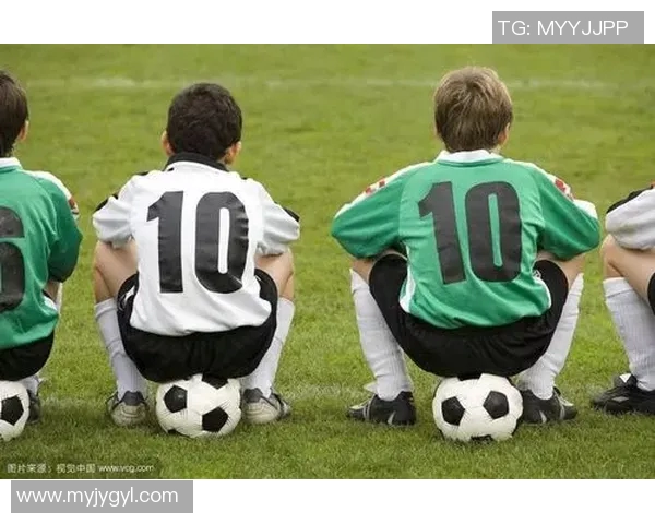 足球明星欢聚一堂卡通形象展现精彩瞬间与友谊的魅力 足球明星欢聚一堂卡通形象展现精彩瞬间与友谊的魅力