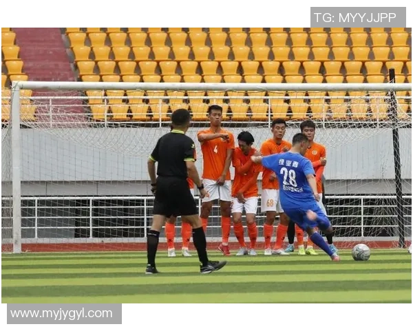 巷子里的足球传奇明星展现惊人技艺与街头文化的完美融合